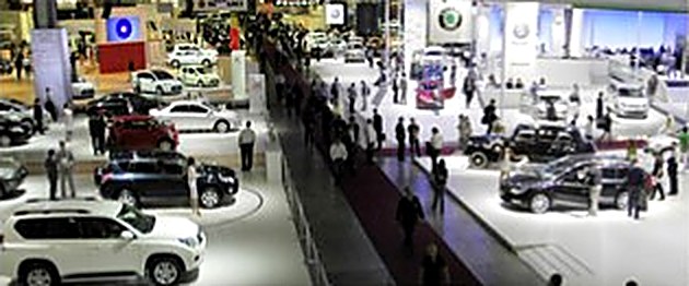 Автомобили в зале автосалона